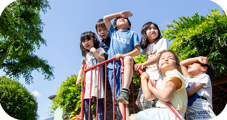 遊具で遊ぶ子供たち