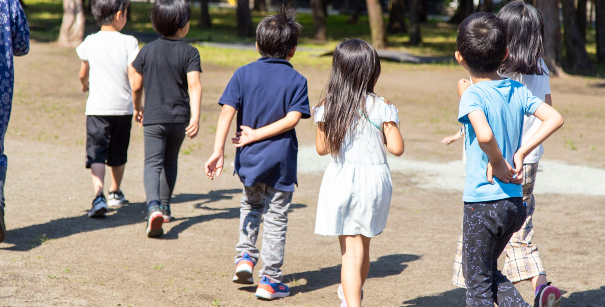 子供達の後ろ姿